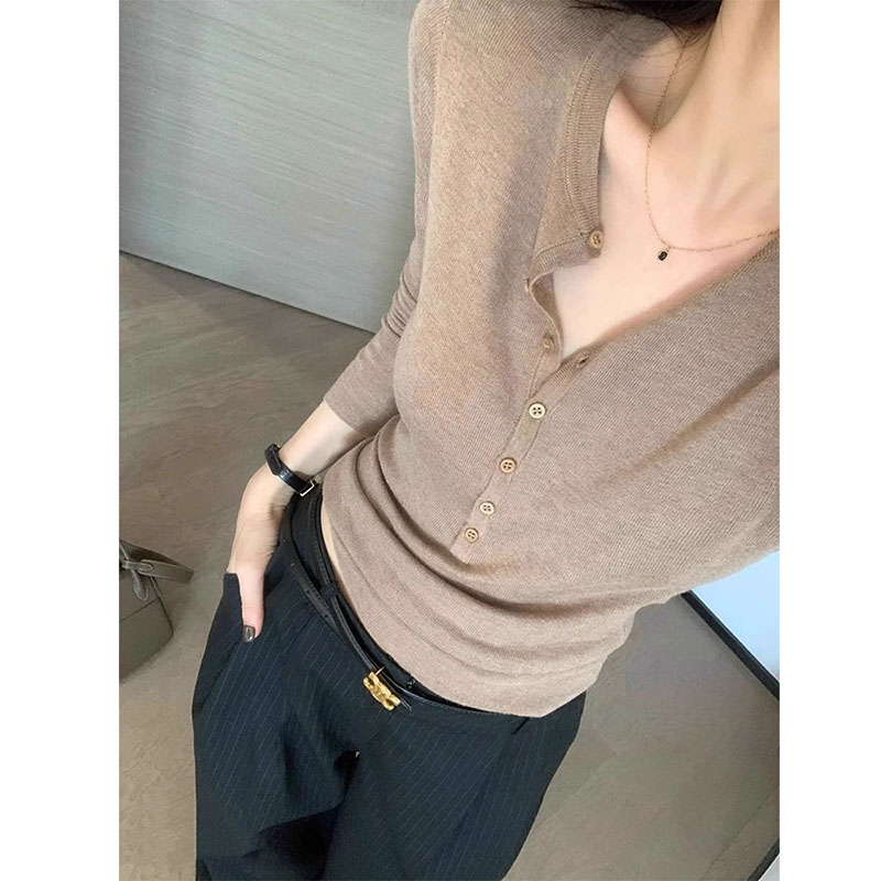 Women Fashion Designer - เสื้อแขนยาวผู้หญิง คอวี ดีไซน์กระดุม ทรงเข้ารูป สีพื้น เรียบง่าย