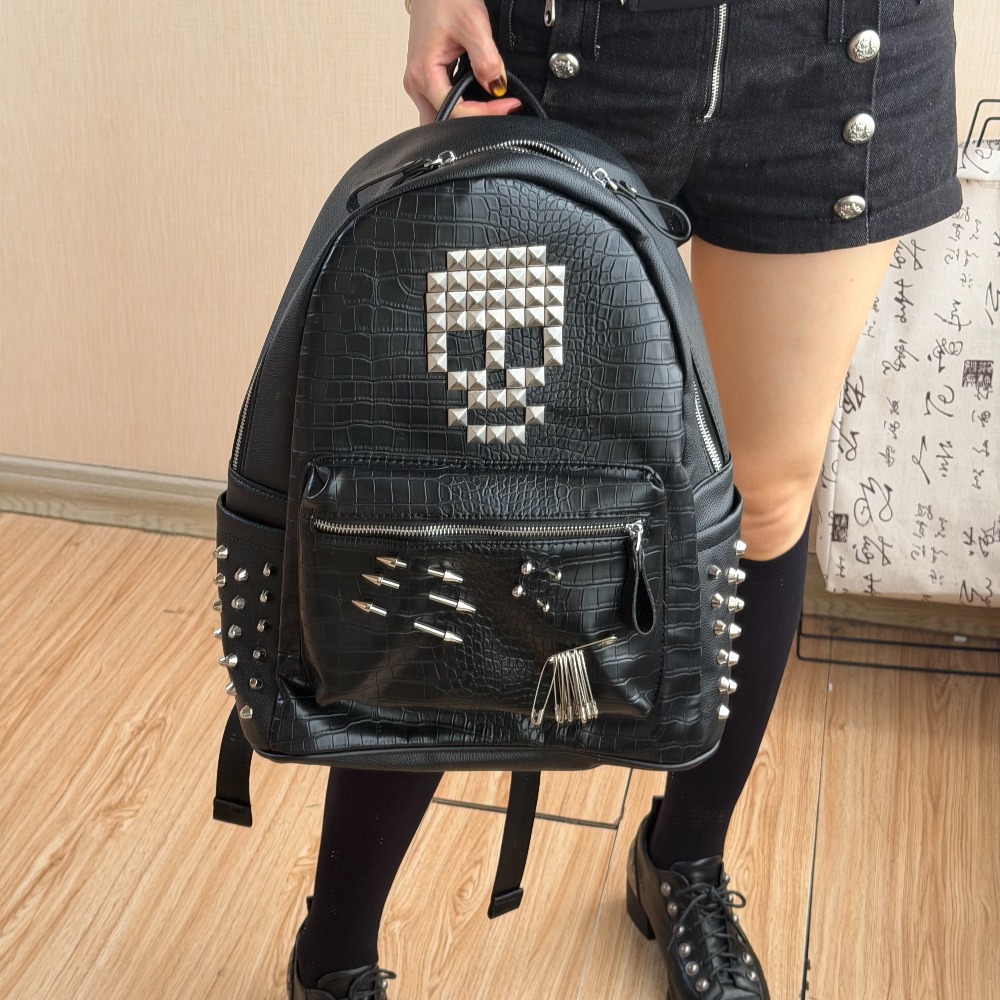 Women And Men Fashion - กระเป๋าเป้สะพายหลังลายหนังจระเข้สีดำแบบดั้งเดิม ประดับหมุดรูปหัวกะโหลก แฟชั่นสตรีท สำหรับใส่คอมพิวเตอร์ เหมาะสำหรับผู้ชายและผู้หญิง